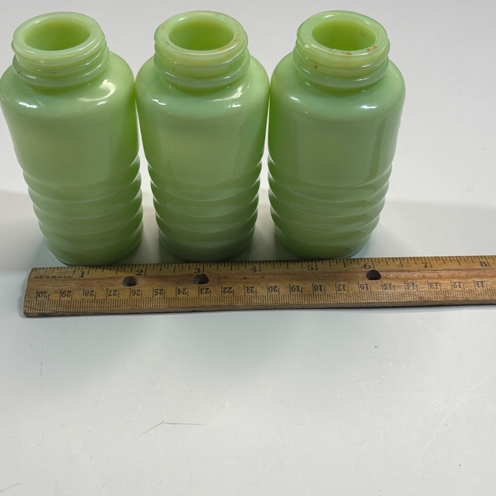 Vintage Jadeite Beehive Ribbed Shakers Uranium glows read - Picture 9 of 11